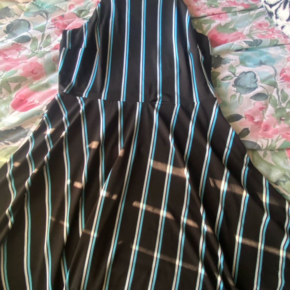 This is a cute and classy bar III fit n flare dress in Med.Purchased at Macy’s.